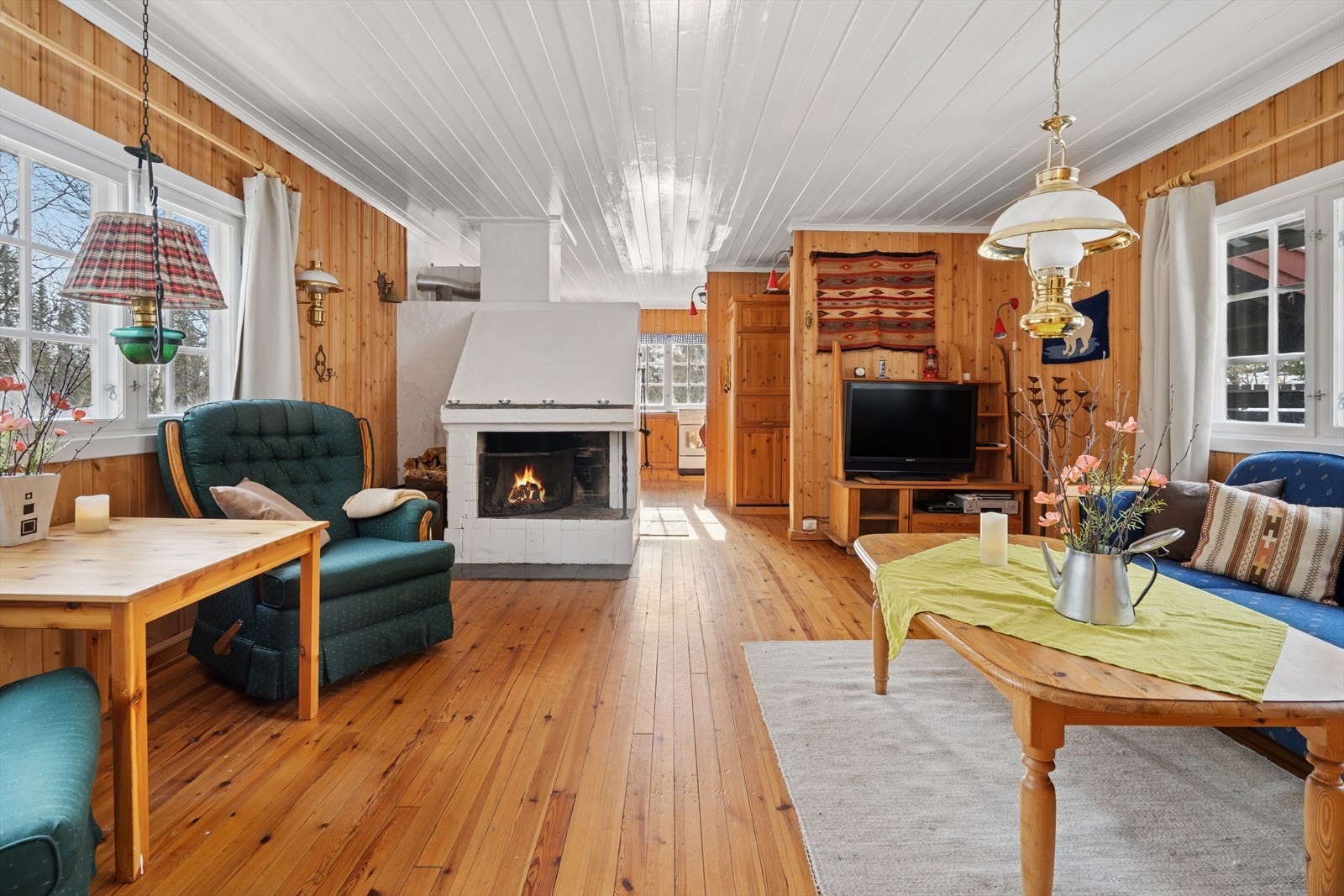 Lys og romslig stue med plass til sofagruppe og tv-møblement. Galleribilde