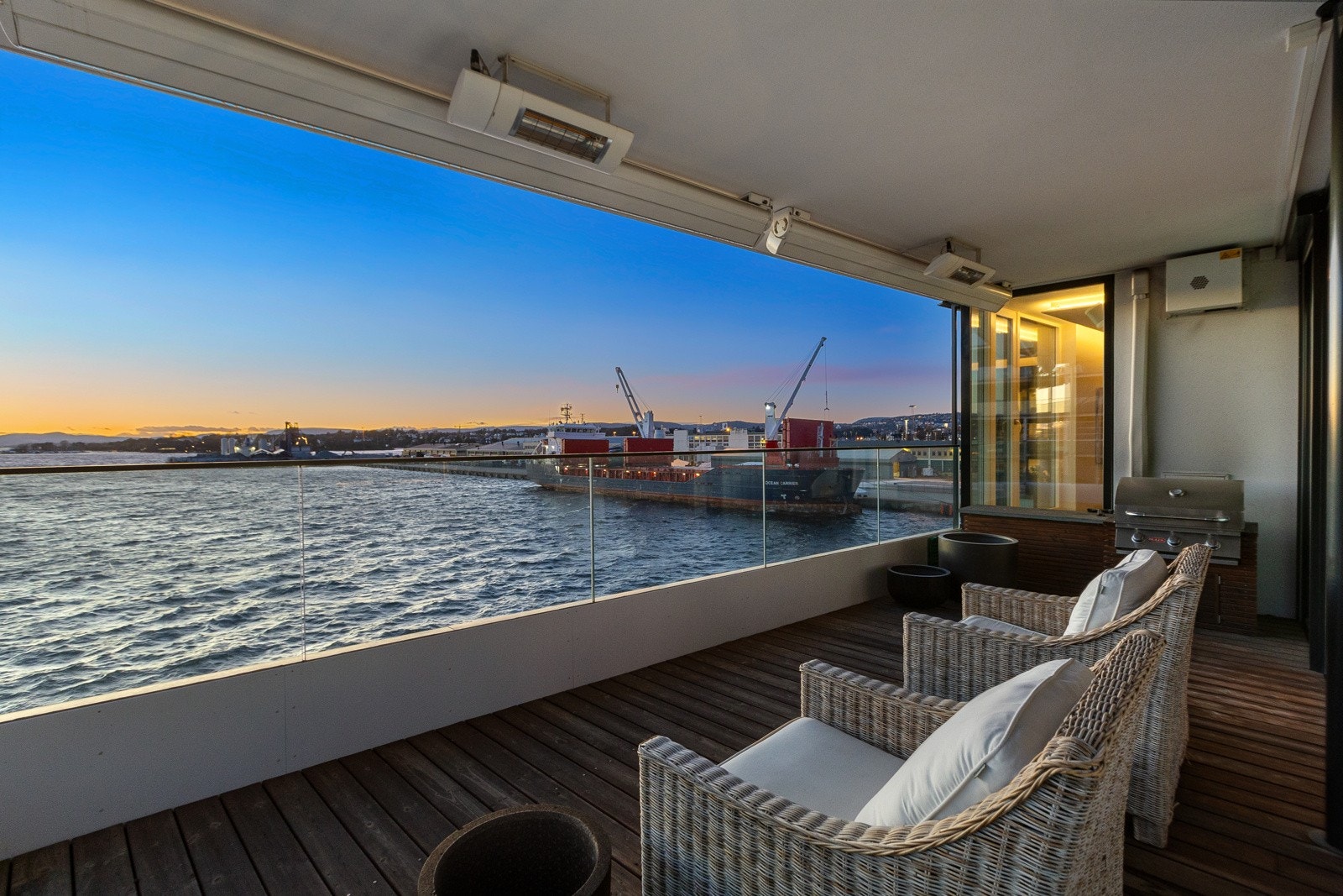 Her er det god plass til lounge, spisebord, grill, solstoler eller annet ønskelig utemøblement. Galleribilde