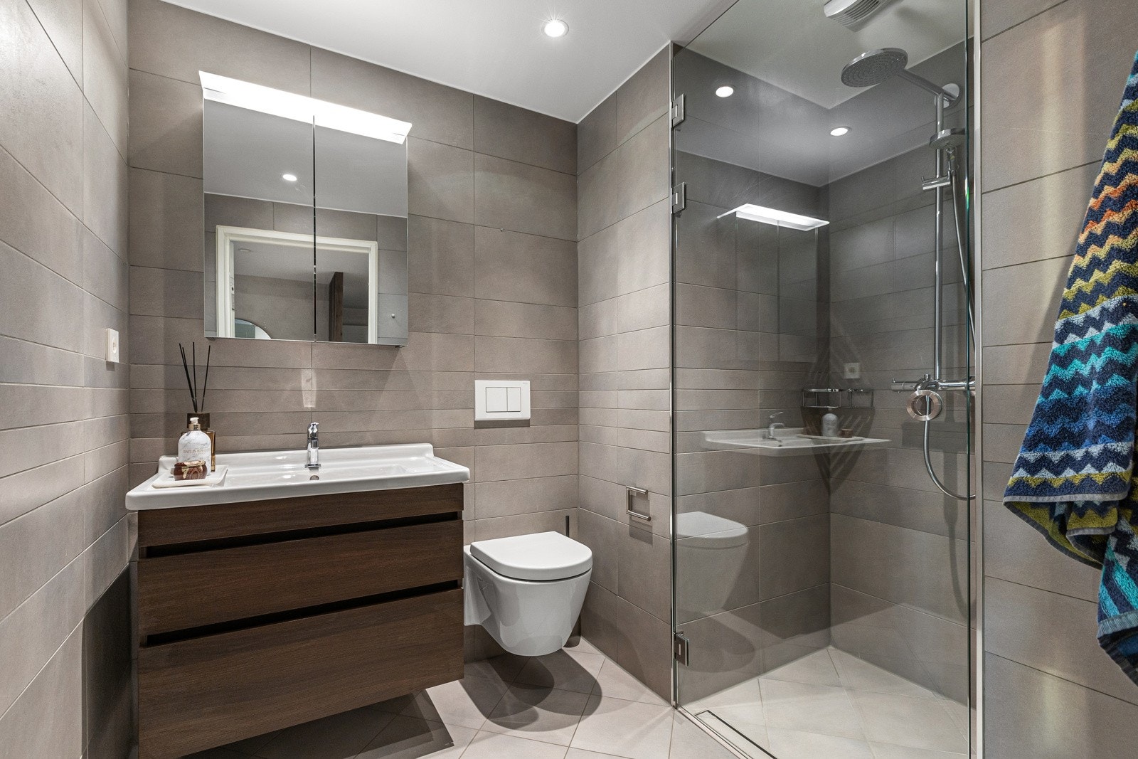 Det andre badet har tilsvarende stilrent design og gode løsninger.Badet er flislagt og utstyrt med elektriske varmekabler fra 2014. Galleribilde