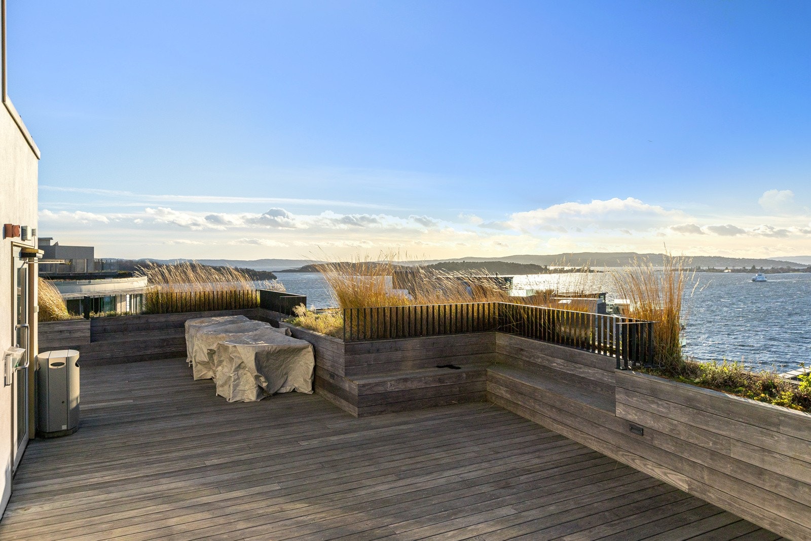 Leiligheten har tilgang til takterassen i Fru Korghs Brygge 1. Terrassen har selvfølgelig fantastiske sol- og utsiktsforhold, og her oppe kan man trekke inn frisk sjøluft til tross for at man bor midt i byen. Galleribilde