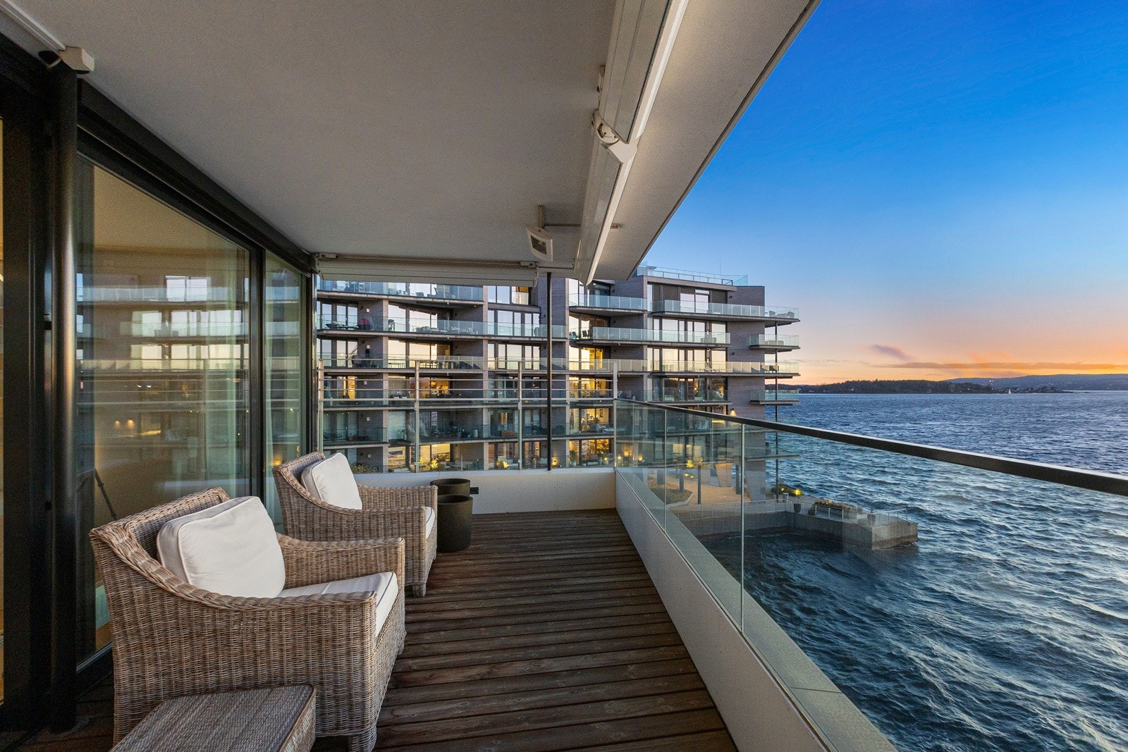 Unik vestvendt balkong på 17 m² med panoramautsikt mot fjorden. Galleribilde