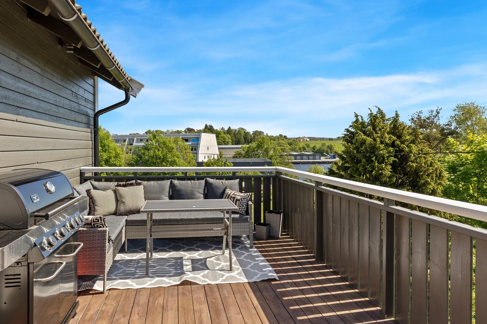 Solrik terrasse på 15 kvm med utsikt mot elven og grønne omgivelser Galleribilde