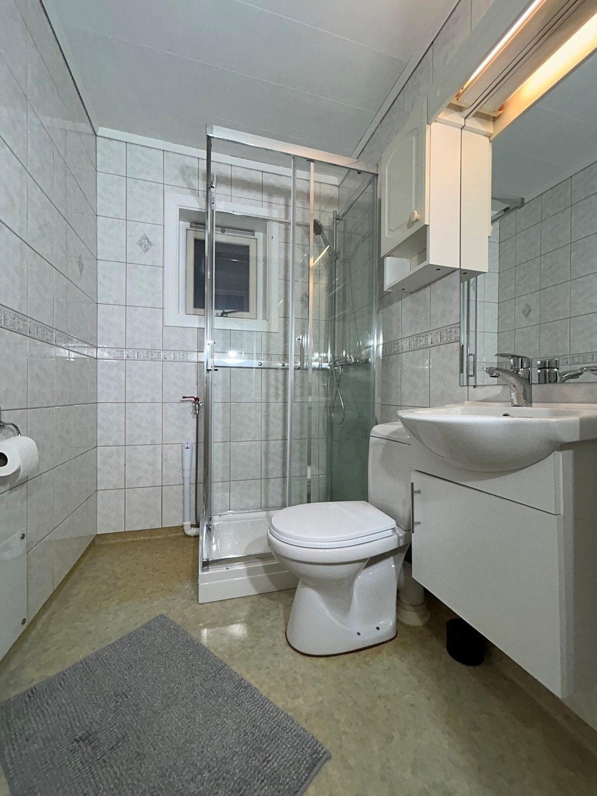 Bad med opplegg for vaskemaskin Galleribilde