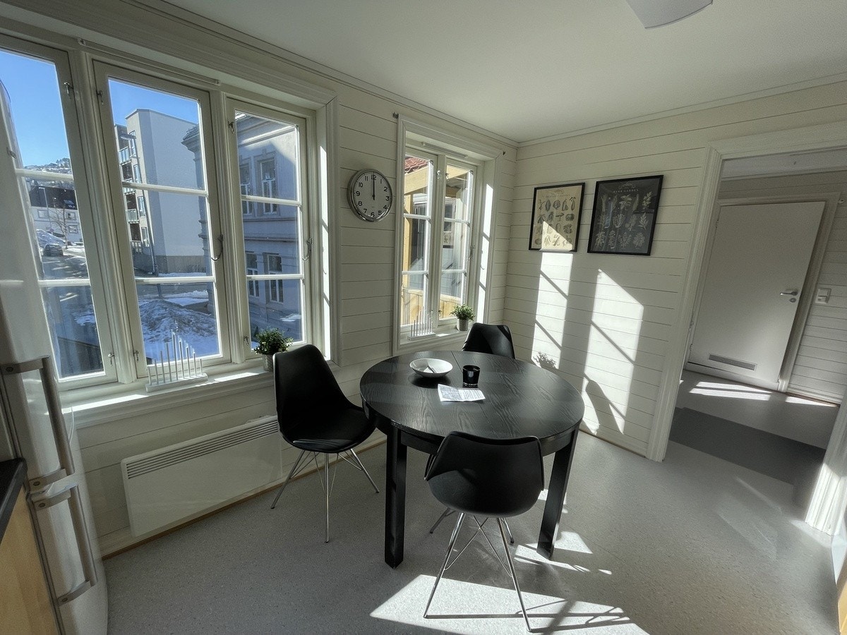 Romslig kjøkken med fin utsikt Galleribilde