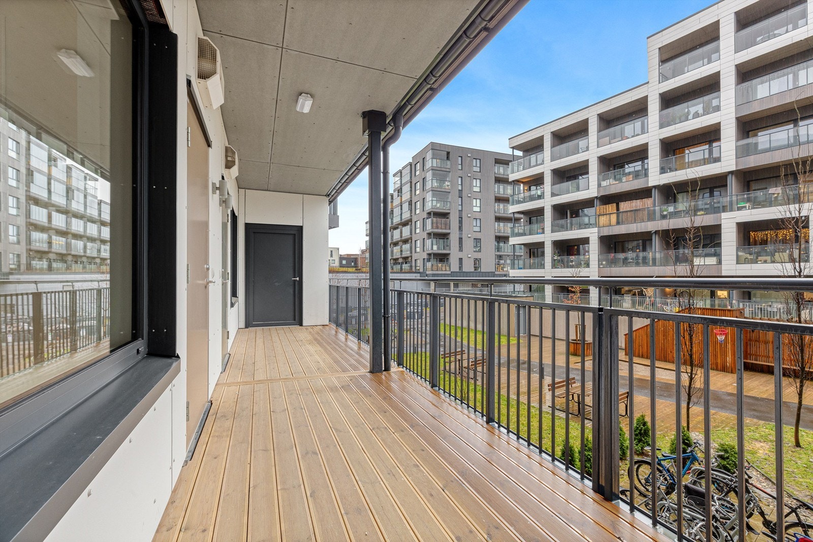 Adkomst til leiligheten via felles trappeoppgang med heis og utvendig svalgang. Galleribilde