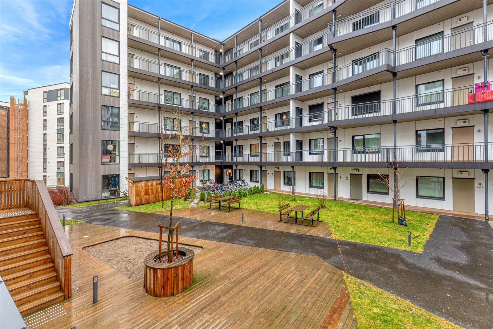 Sameiet har et pent opparbeidet gårdsrom med sittegrupper og grøntarealer. Galleribilde