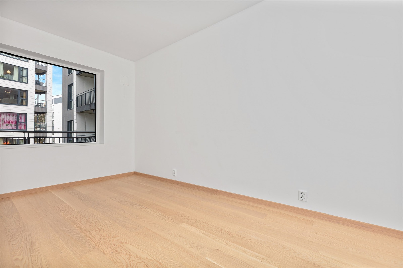 Rommet har parkett på gulvet og et nøytralt fargevalg på veggene. Galleribilde