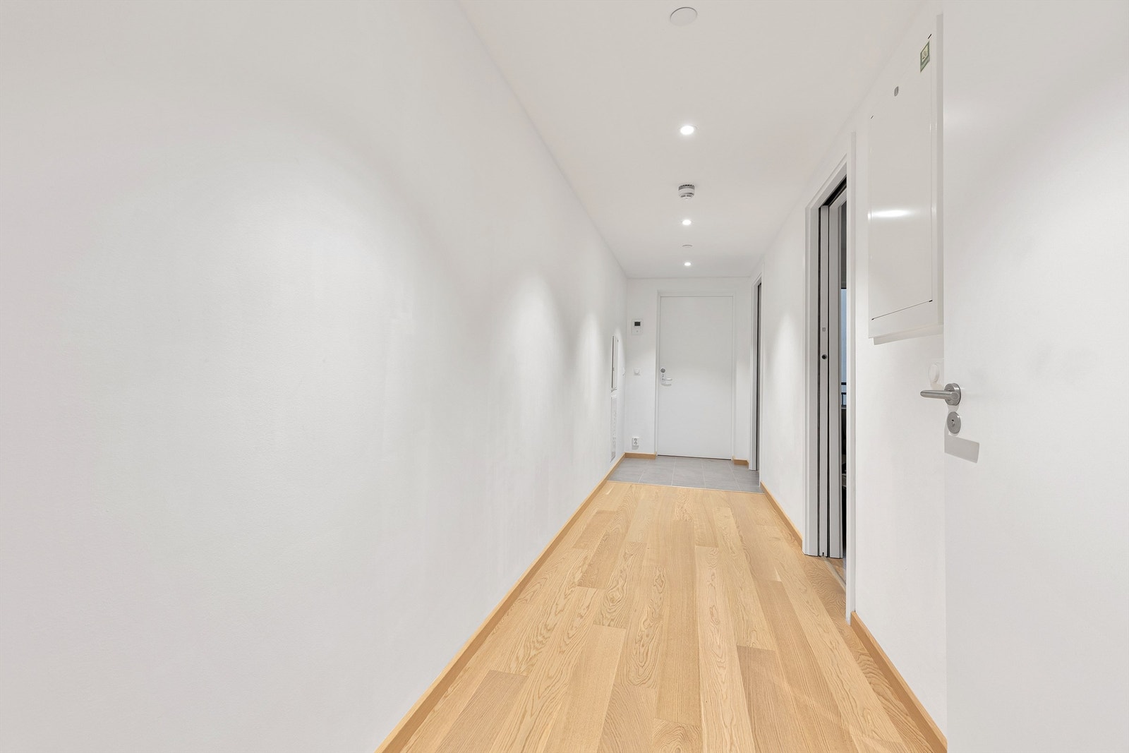 Velkommen inn i en entré med flislagt gulv og behagelig gulvvarme. Galleribilde