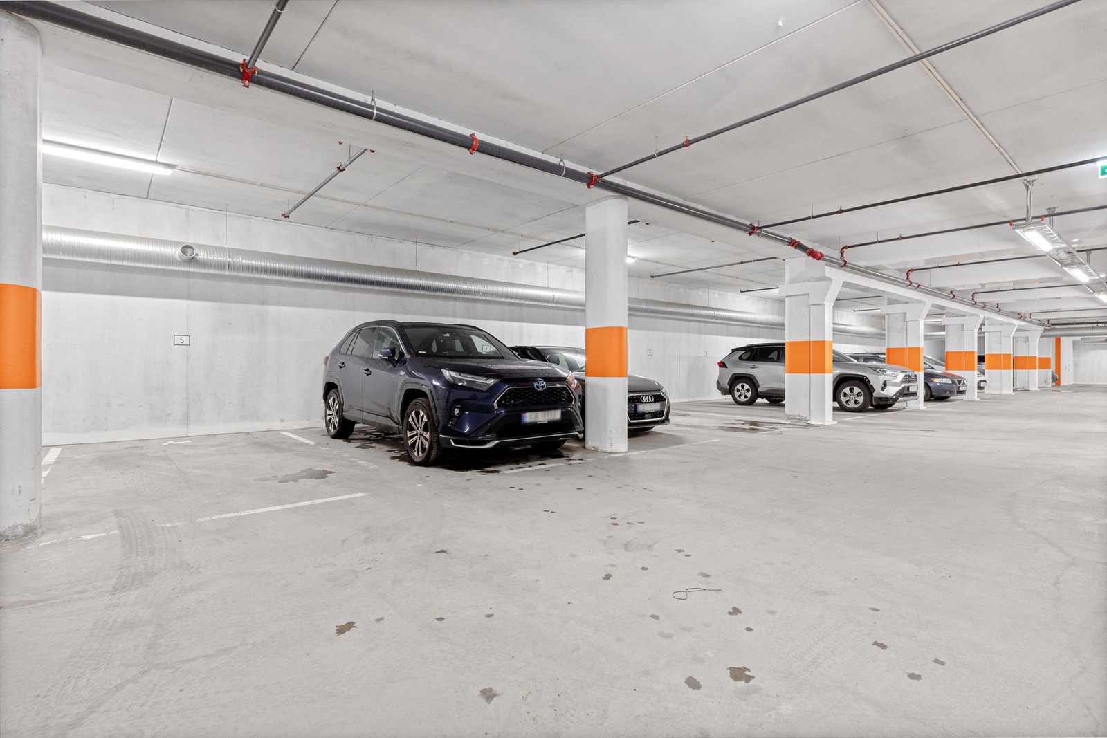 Leiligheten disponerer parkeringsplass nr. 6 og en bod på 3 m² i garasjeanlegget. Galleribilde