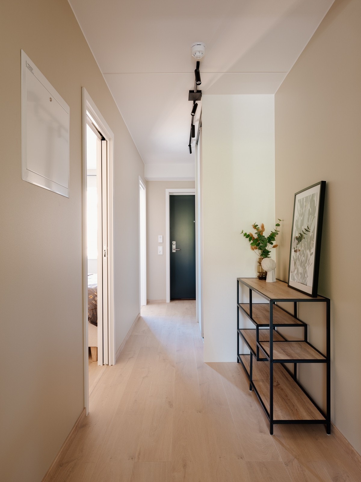 Entré med skyvedørsgarderobe og dørcalling. God plass til ytterligere skap- og hylleløsninger ved behov Galleribilde