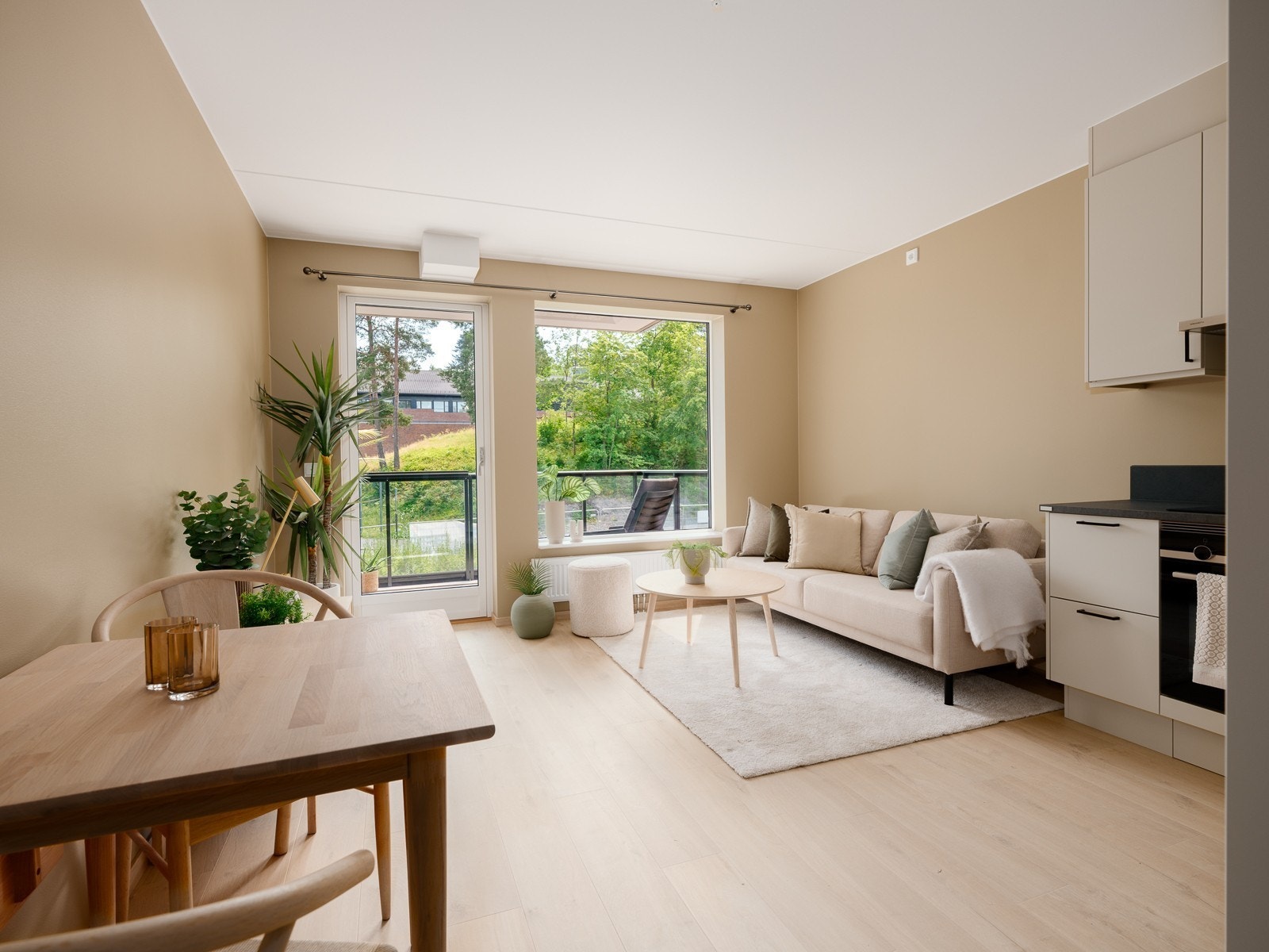 Romslig stue med store flater som gjør det enkelt å møblere. Store vindusflater slipper inn rikelig med lys Galleribilde