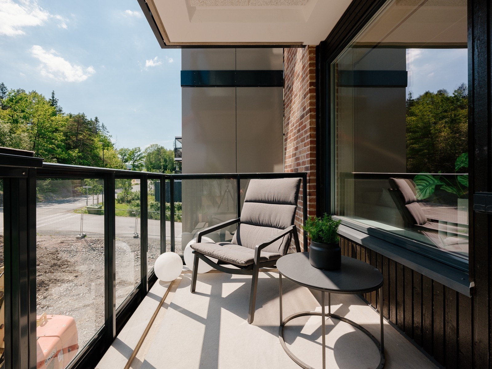 Deilig sydvendt balkong med gode solforhold og plass til utemøblement Galleribilde