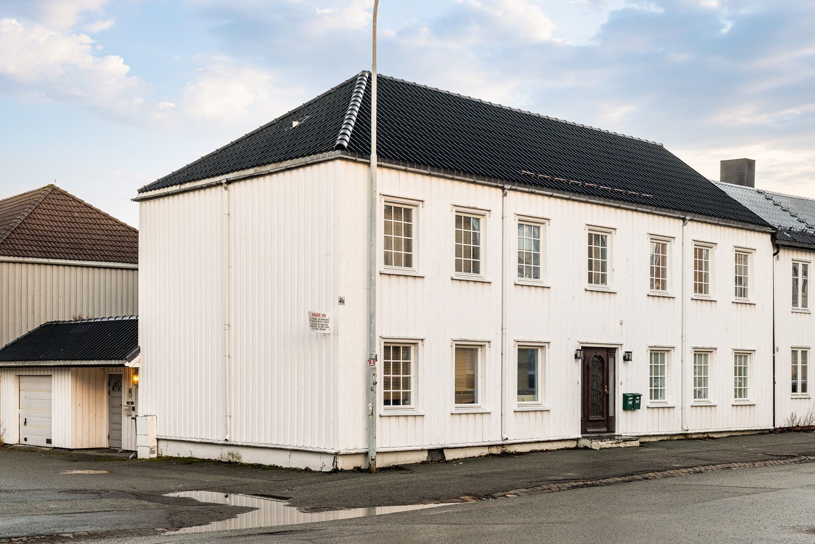 Leiligheten ligger i et borettslag bestående av 4 andeler, i sentrumsnære strøk. Eiendommen fra 1887 er godt vedlikeholdt og fremstår innbydende. Galleribilde