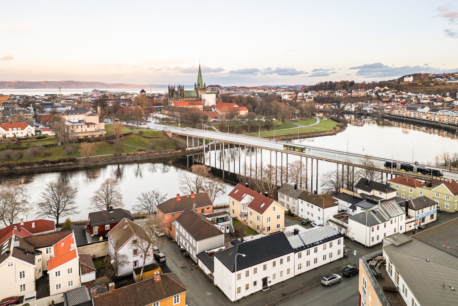 Med en attraktiv beliggenhet på Øyahar man alt du trenger like i nærheten. Dagligvarebutikker, gode bussforbindelser og kort vei til sentrum gjør hverdagen enkel. Galleribilde