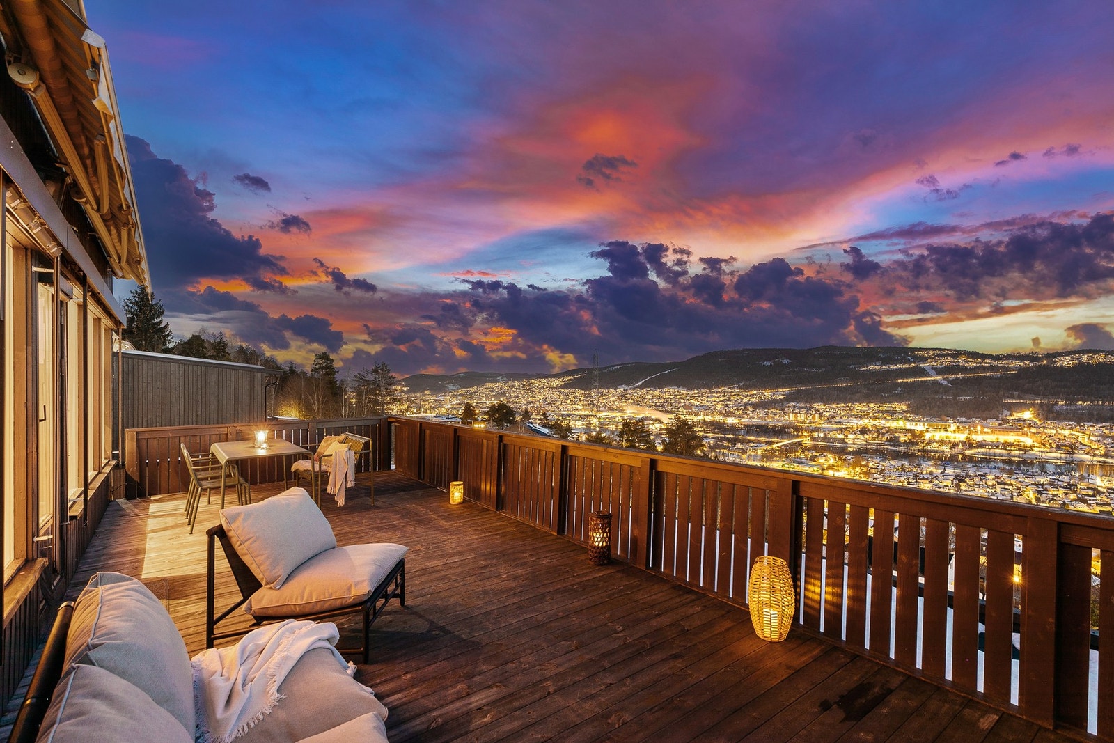 Terrassen er sydvendt og på hele 41 kvm Galleribilde