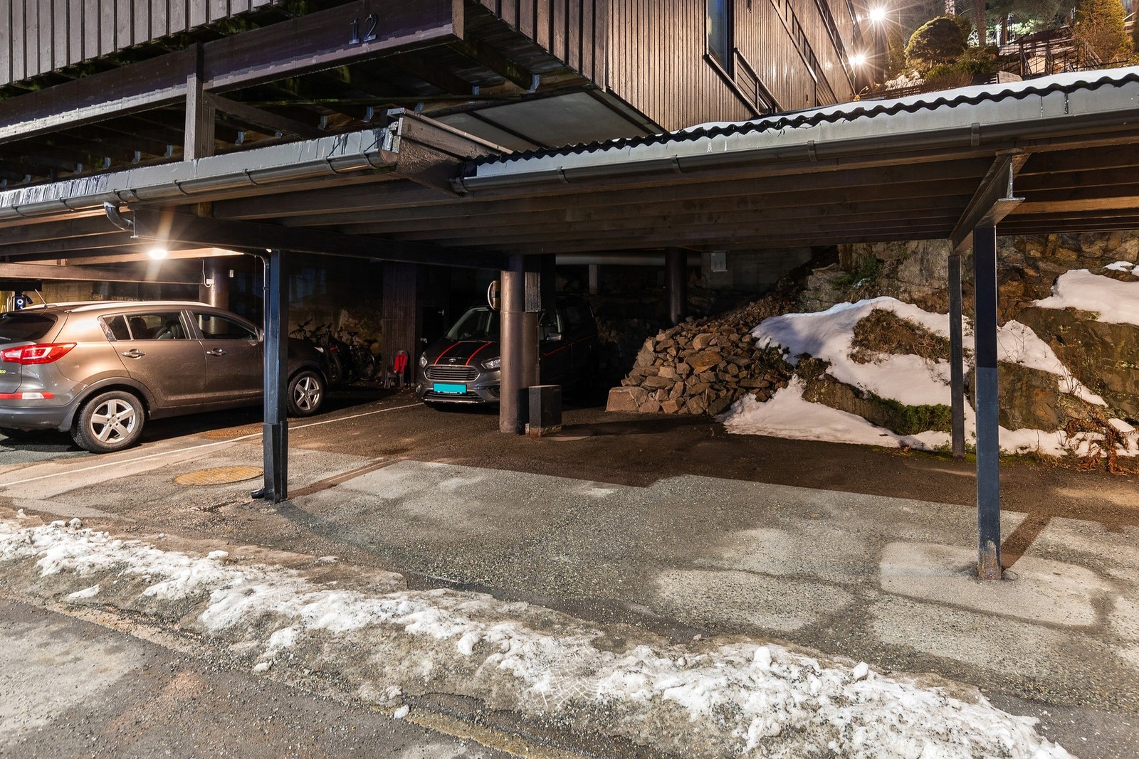 Seksjonen disponerer i tillegg én p-plass i carport Galleribilde