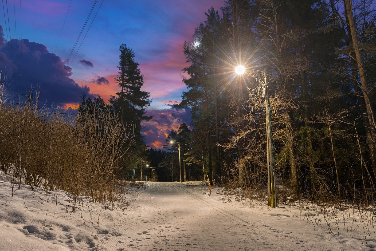 Ca. 200 meter unna ligger det en opparbeidet lysløype med preparerte skispor om vinteren Galleribilde