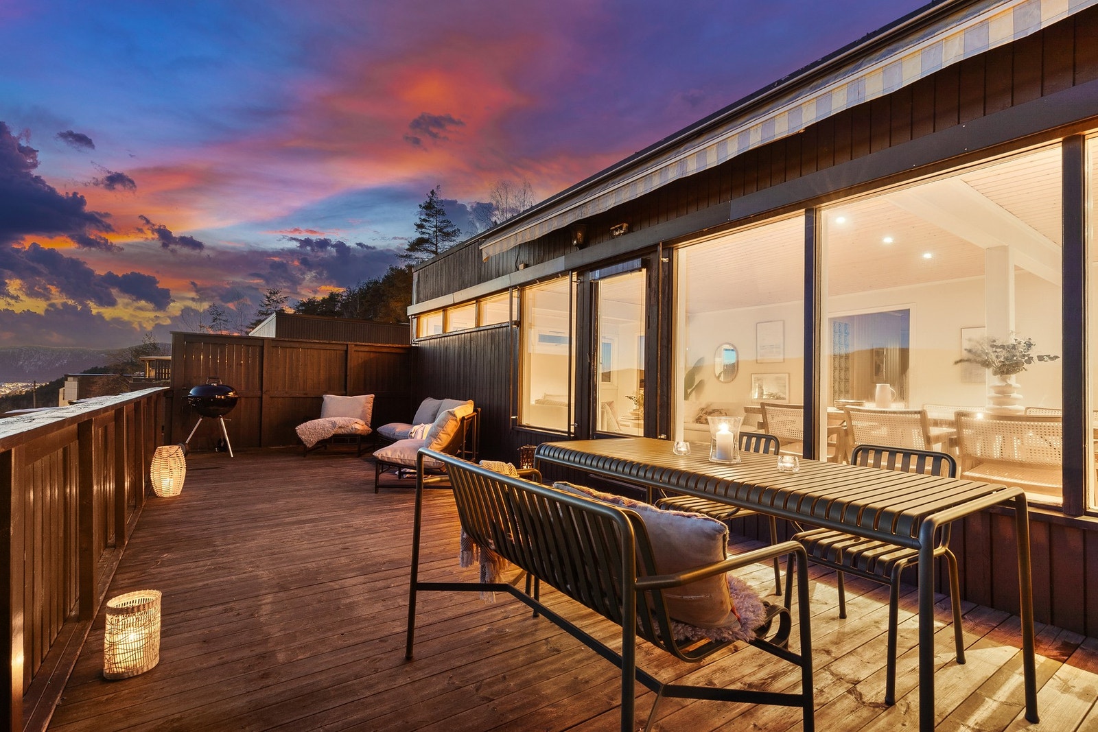 Det er montert elektrisk styrt markise Galleribilde