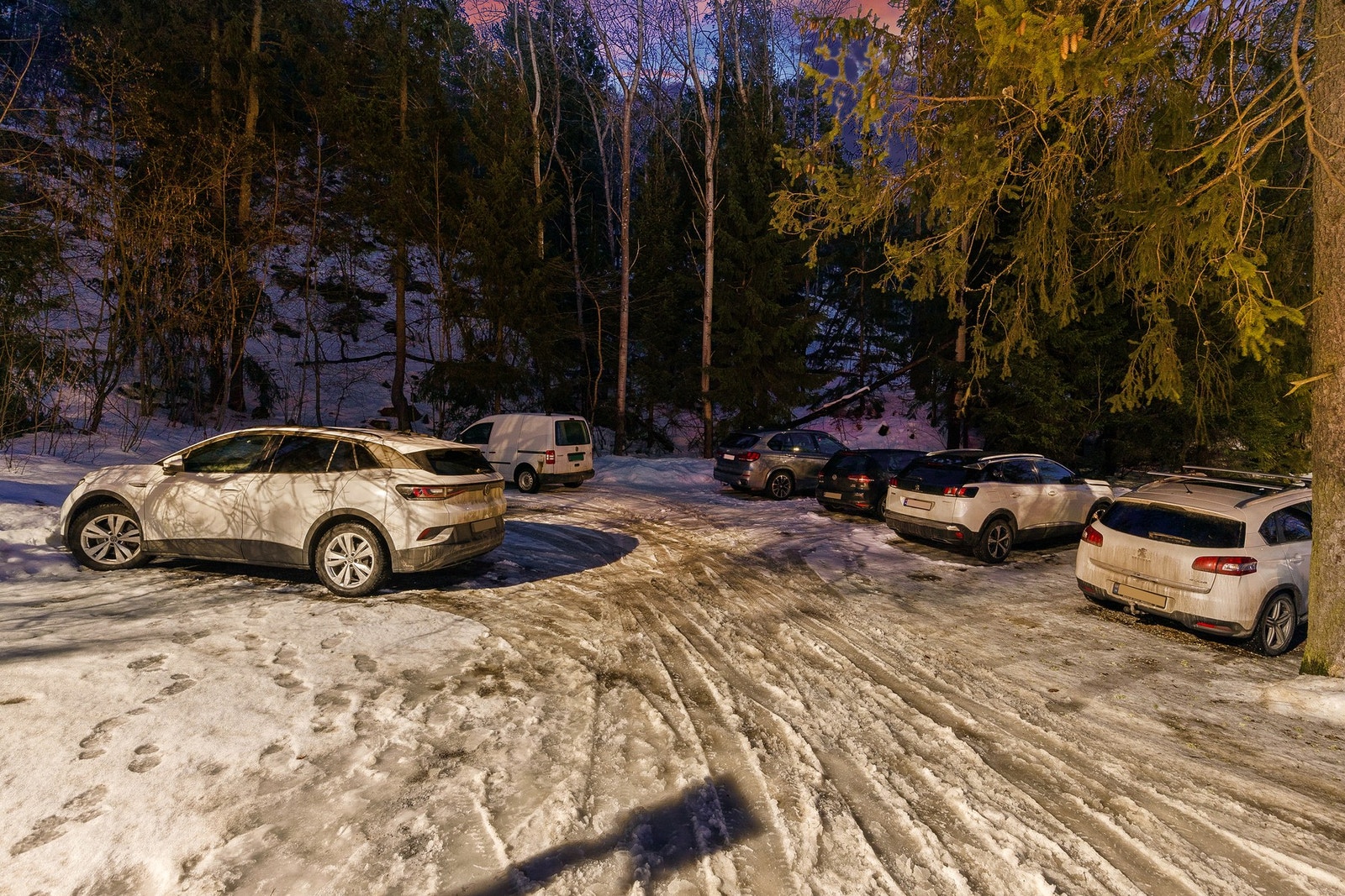 Videre leier seksjonen én p-plass på baksiden av boligen, rett ved gårdsplassen Galleribilde