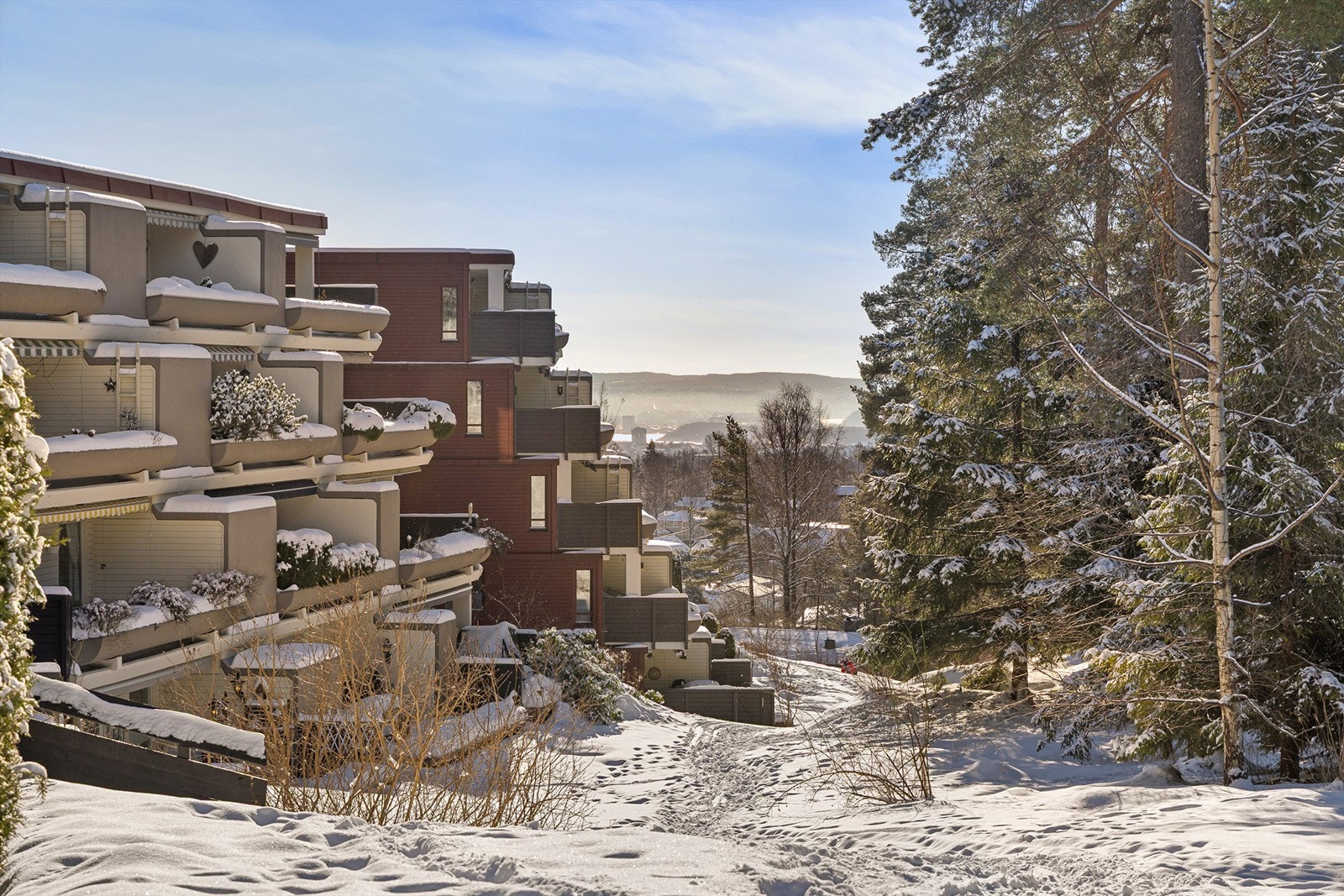 Bygningene er luftig plassert med god avstand og åpne grøntområder mellom. Galleribilde