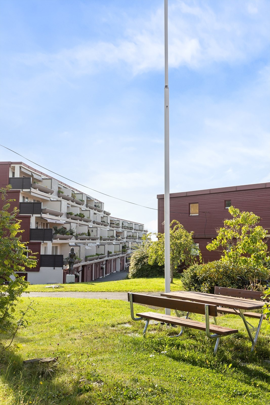 Fellesområdene er pent opparbeidet med plenarealer og sittegrupper. Galleribilde