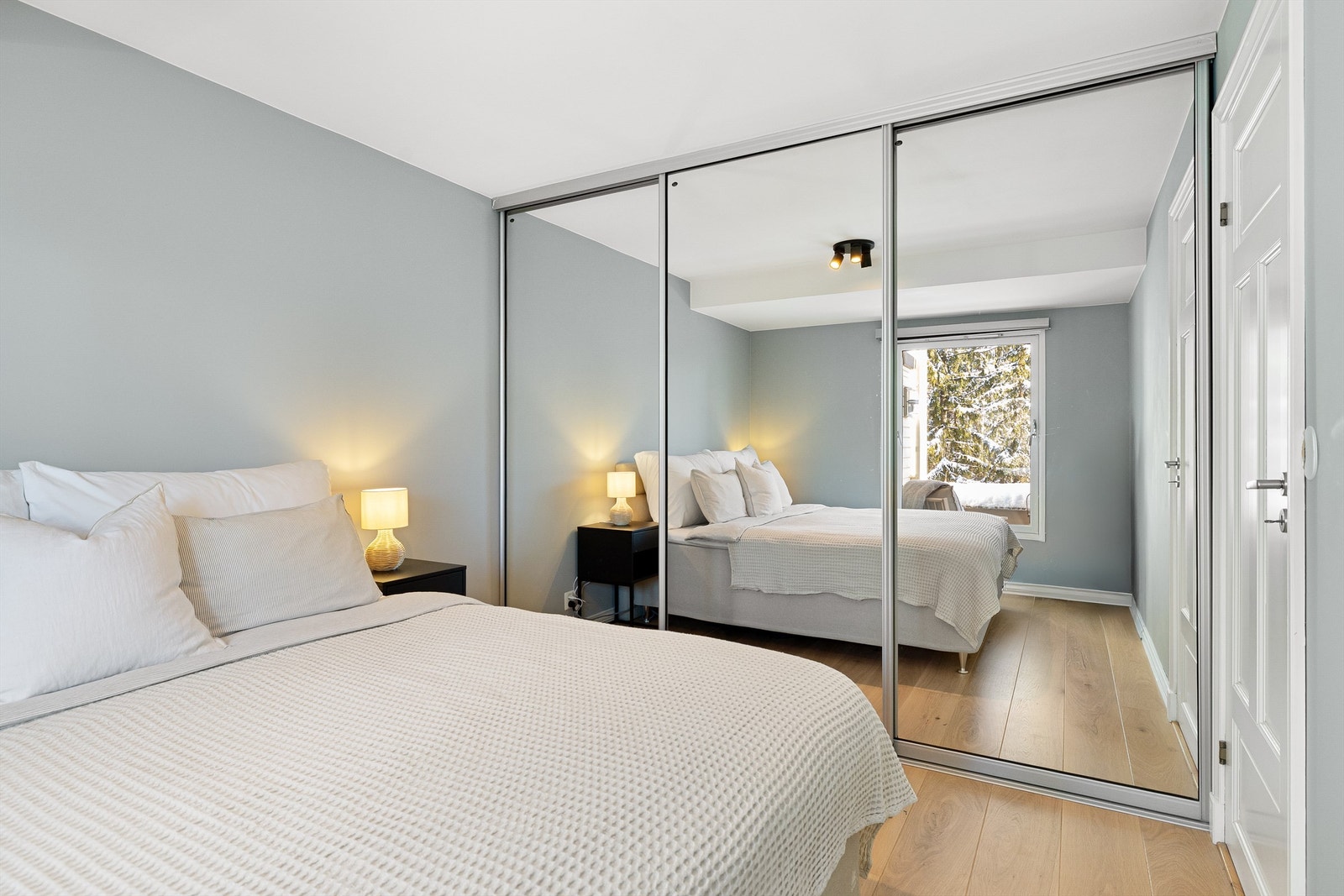 En stor skyvedørsgarderobe med speilfronter gir rikelig med oppbevaringsplass og en god romfølelse. Galleribilde