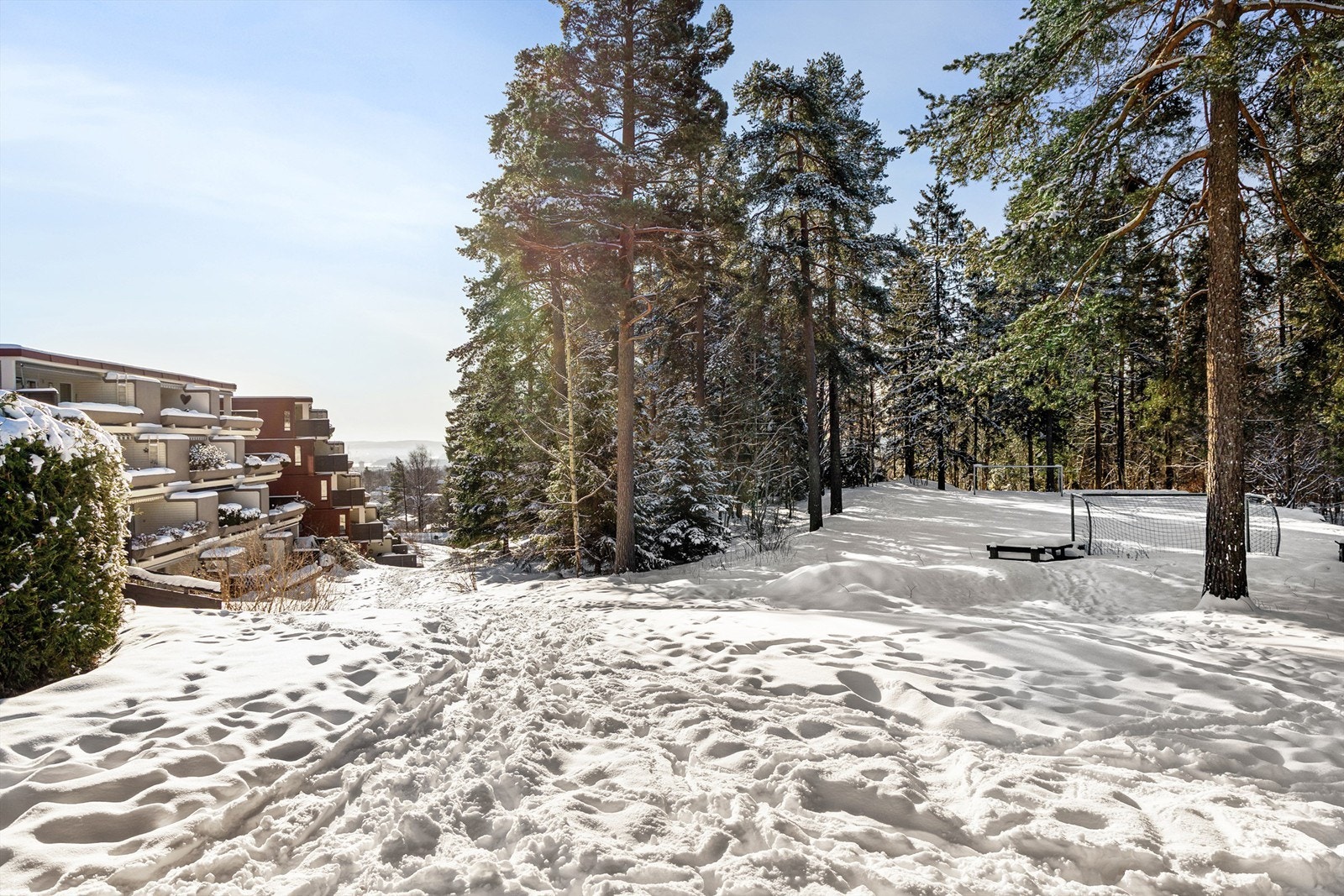 Boligen ligger i et rolig og etablert boligområde med umiddelbar nærhet til naturen. Galleribilde