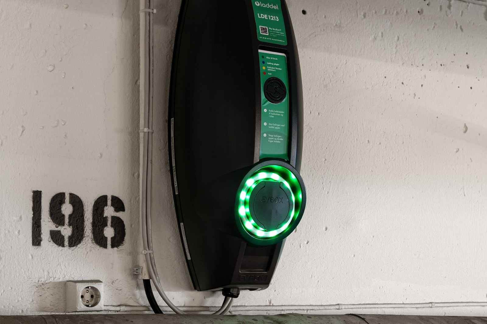 Parkeringsplassen er utstyrt med elbillader tilknyttet et abonnementssystem via sameiet. Galleribilde