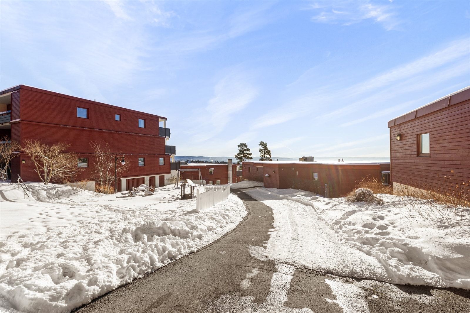 Sameiet er veldrevet, og felleskostnadene dekker blant annet varmtvann, kommunale avgifter, bygningsforsikring, kollektiv avtale TV/internett, trappevask, vaktmester- og gartnertjenester. Galleribilde