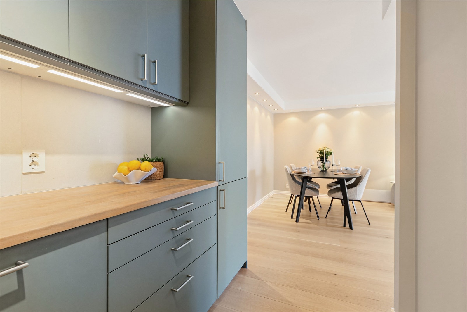 Fra kjøkkenet har du oversikt over stuen, noe som er ideelt i sosiale sammenhenger. Galleribilde