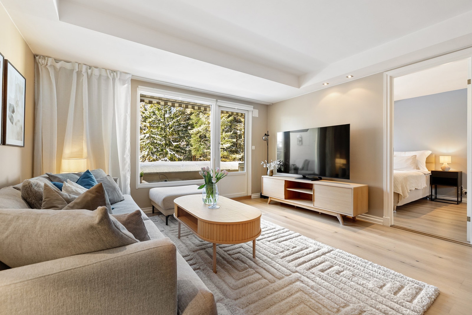 Alle vinduer er utstyrt med solskjerming for effektiv regulering av lys og varme. Galleribilde