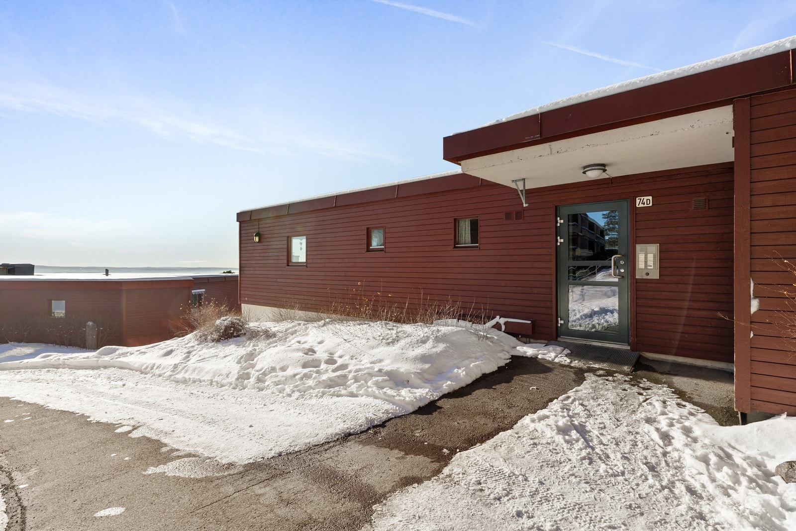 Adkomst til leiligheten skjer via felles trappeoppgang med porttelefon. Galleribilde