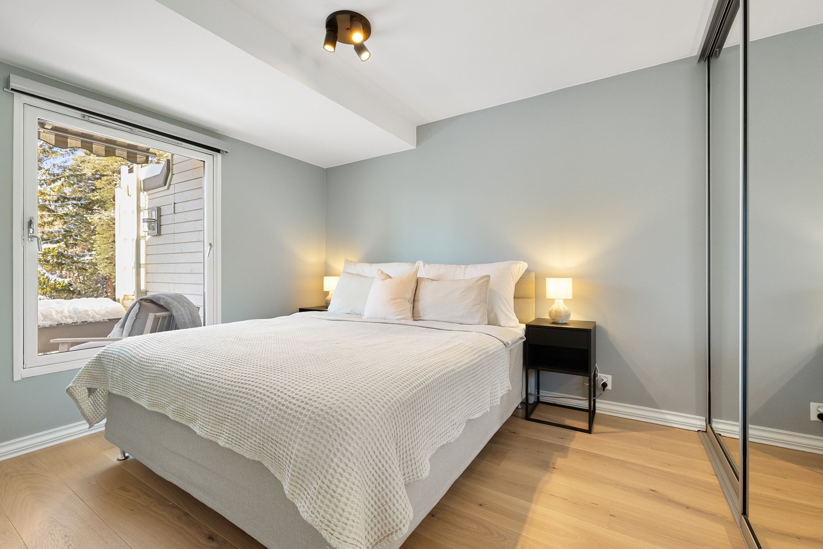 Soverommet er av god størrelse, med parkett på gulv og en rolig atmosfære. Galleribilde