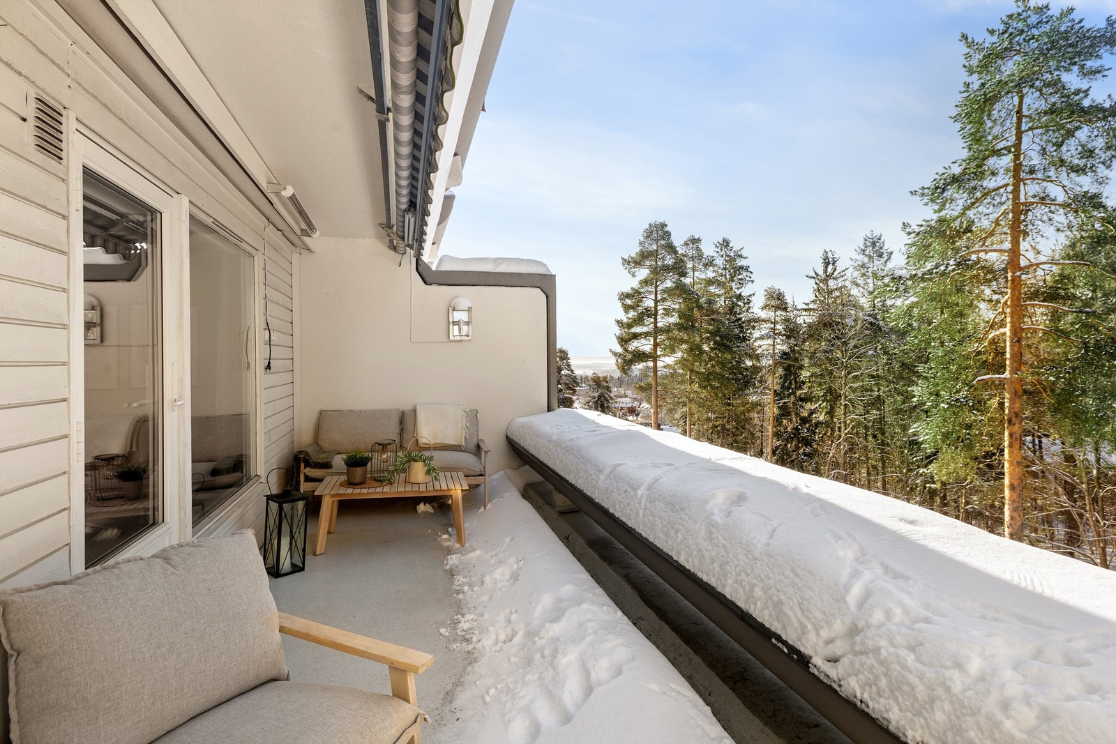 Fra stuen er det utgang til en stor, sydvestvendt balkong på 12 m² med gode solforhold og fjordgløtt. Foto: Trond Walsø / Walso Work Galleribilde