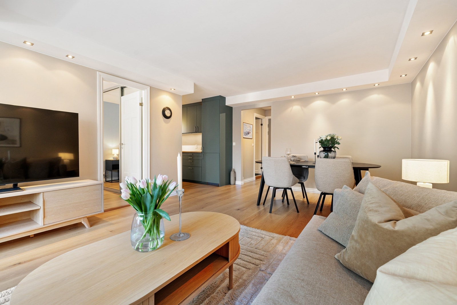 Den åpne løsningen skaper en god romfølelse og flyt mellom de ulike sonene. Galleribilde