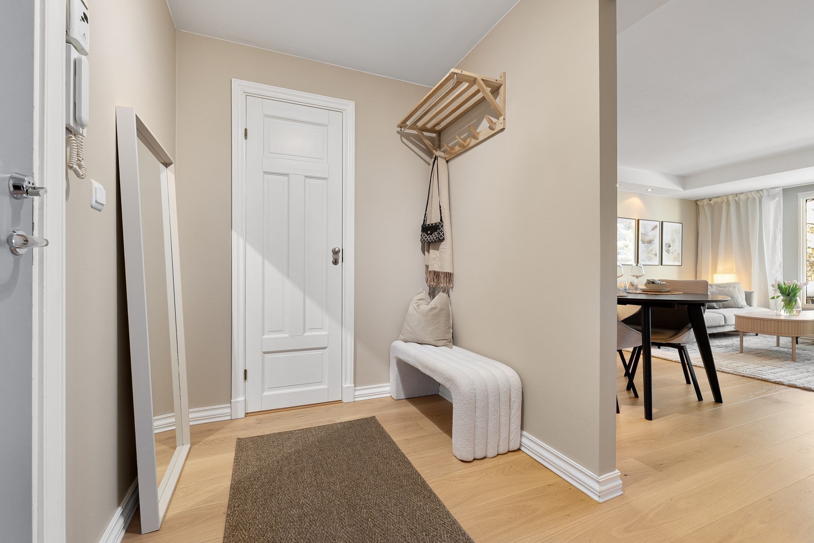 Velkommen inn i en lys entré med porttelefon og god plass til yttertøy. Galleribilde