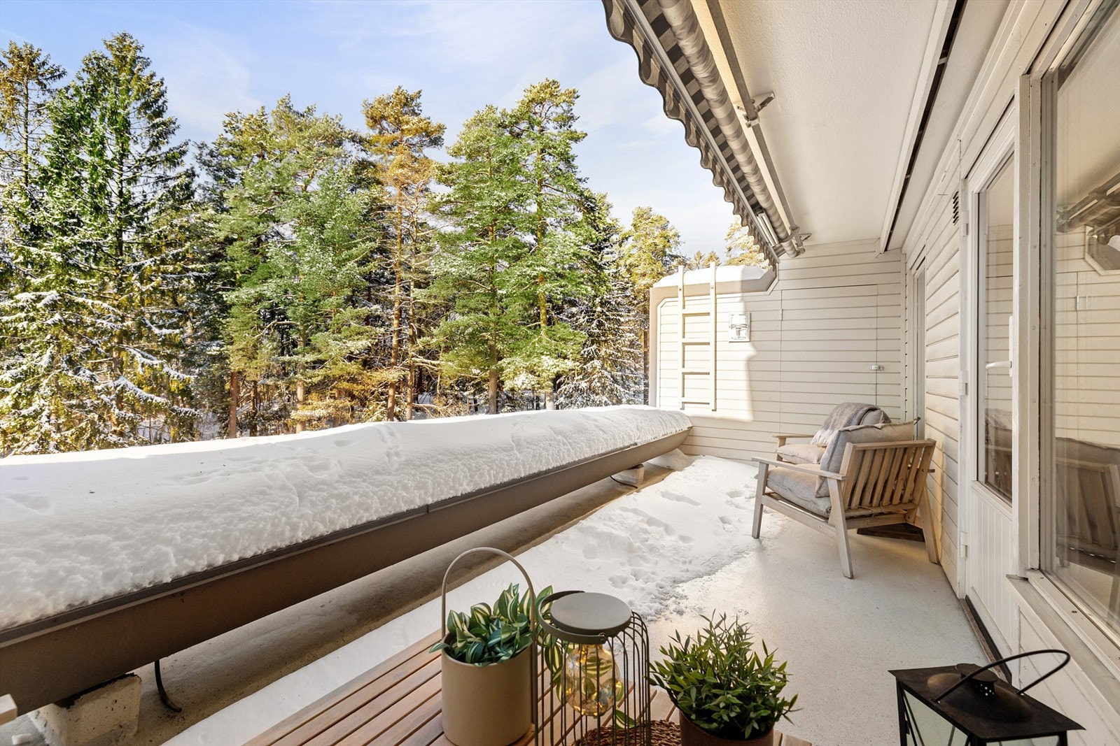 Balkongen har også en praktisk utvendig bod på 2 m² for ekstra lagring. Galleribilde