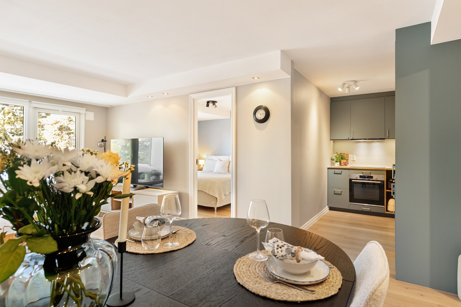 Utsyn fra spiseplassen mot kjøkkenet og soverommet. Galleribilde