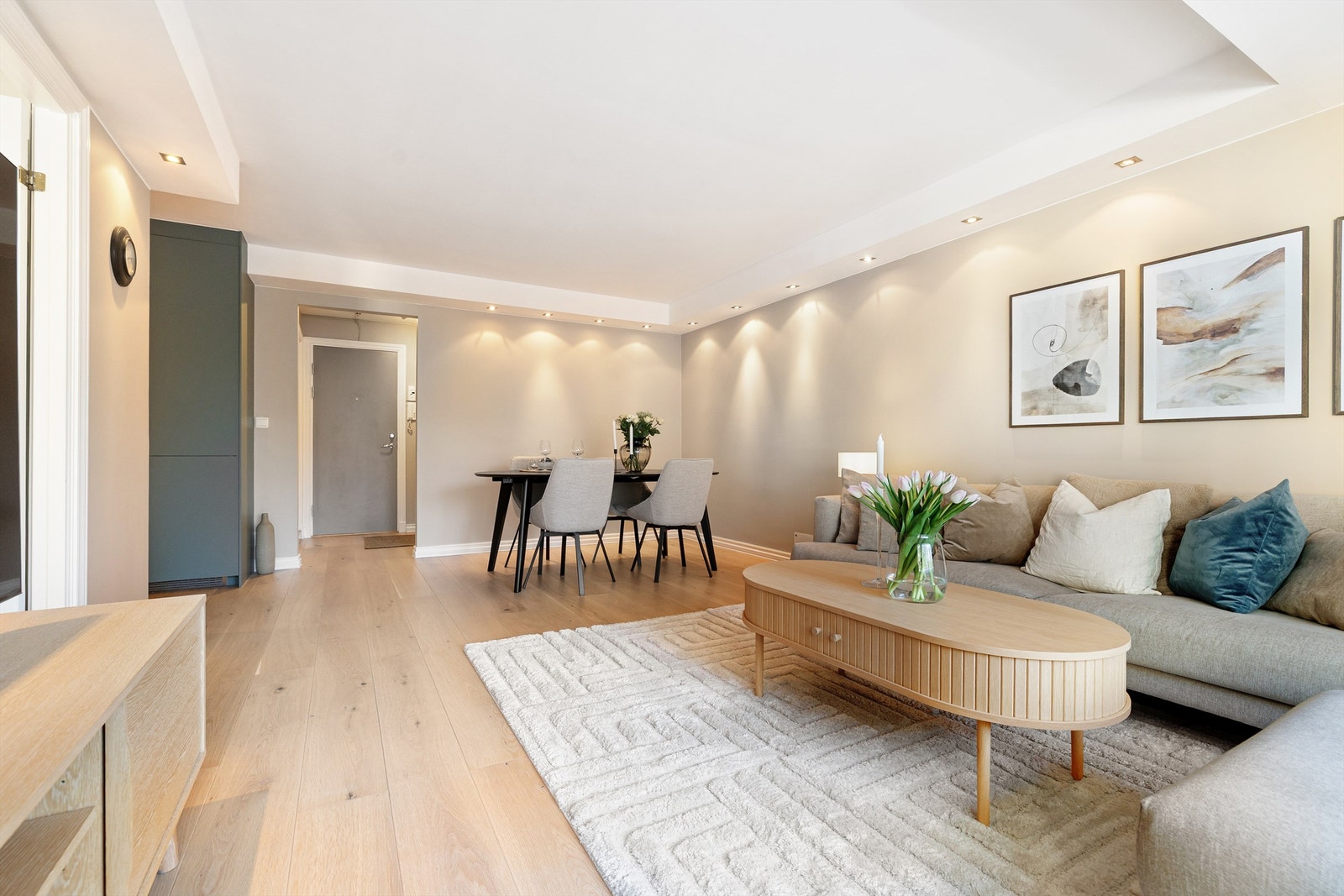 Nedsenkede områder med downlights gir en moderne og behagelig belysning i rommet. Galleribilde