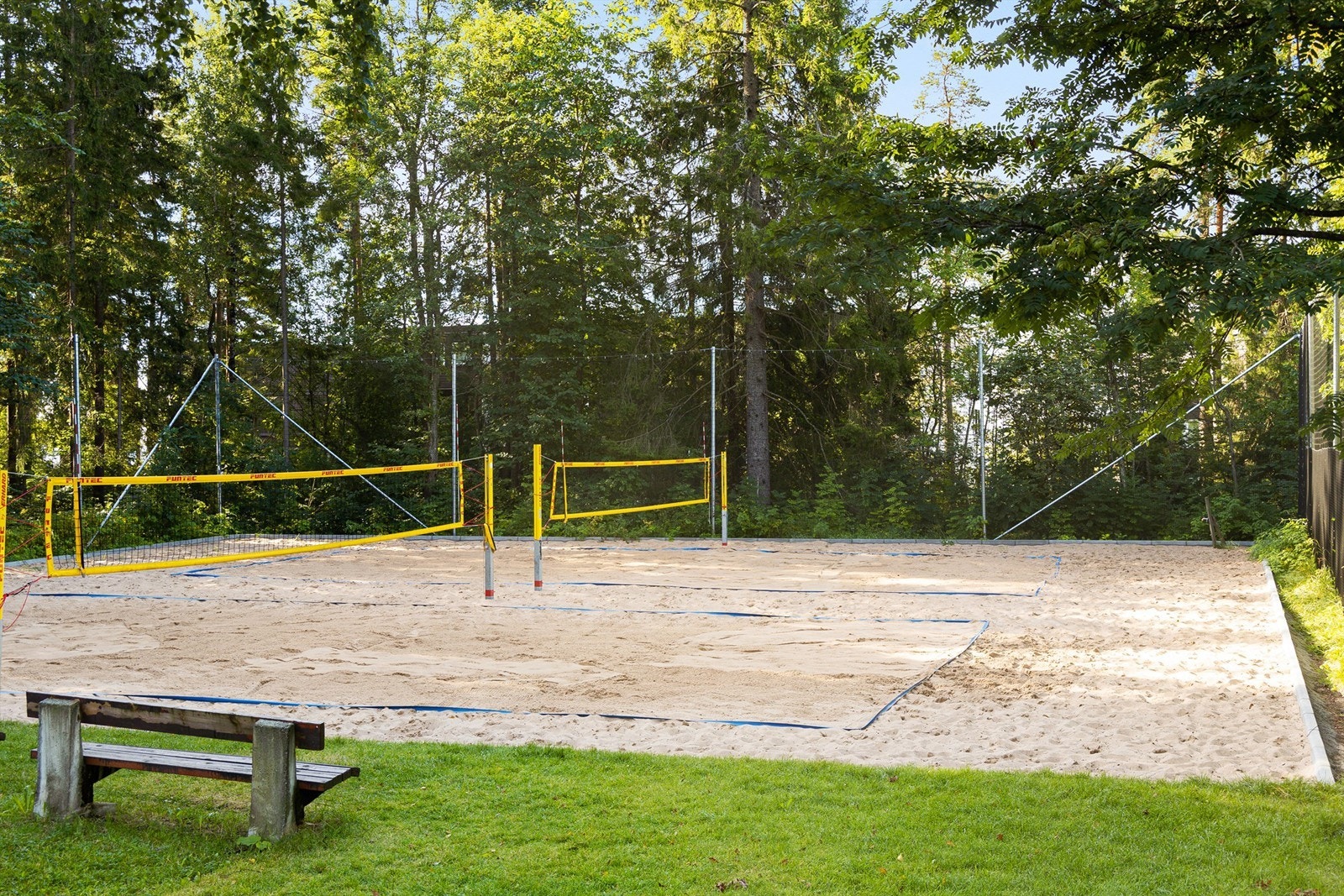 Sameiet har egen sandvolleyballbane til fri benyttelse for beboerne. Galleribilde