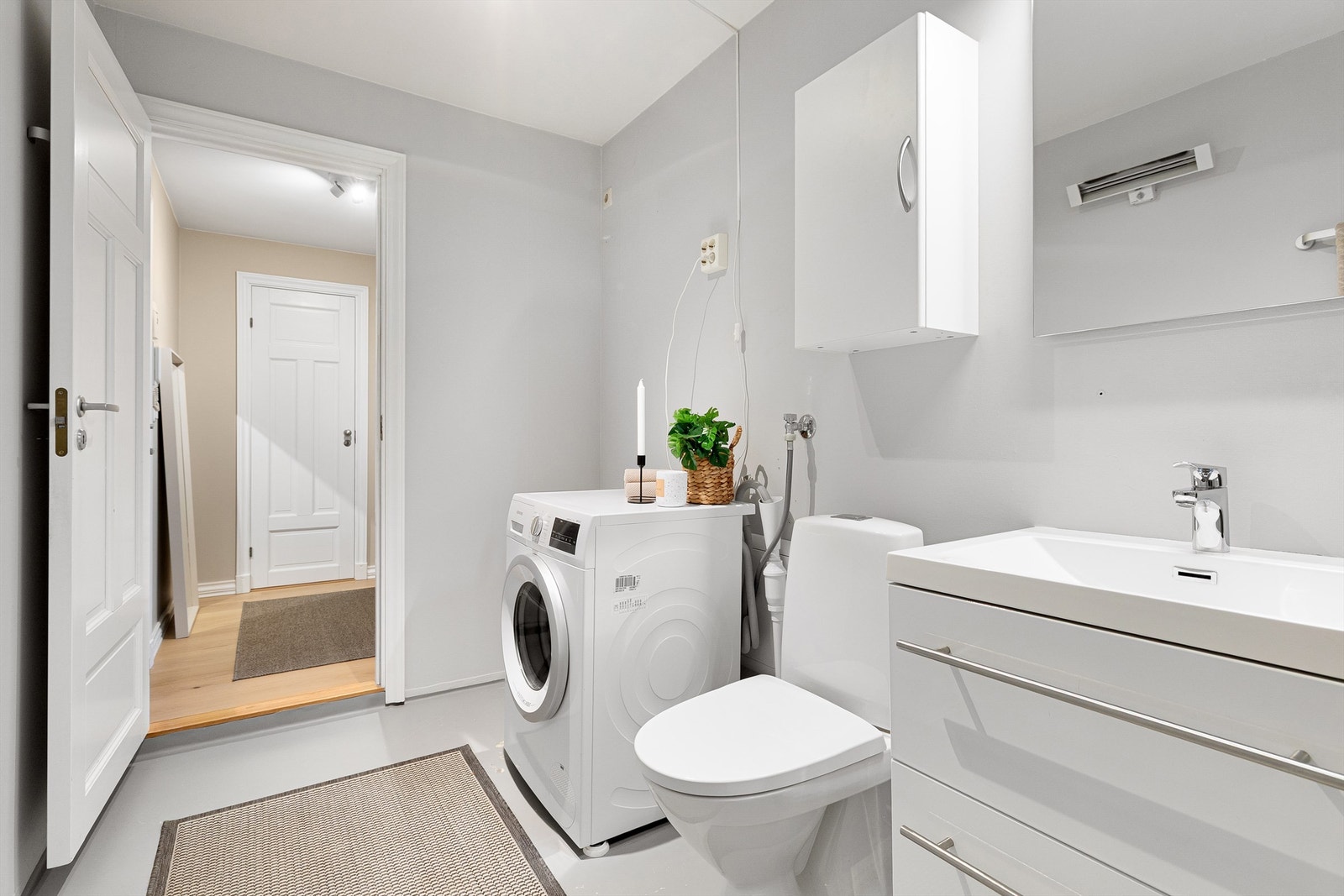 Innredningen består av en vegghengt servant med skuffer, speil med overlys og et vegghengt skap. Galleribilde