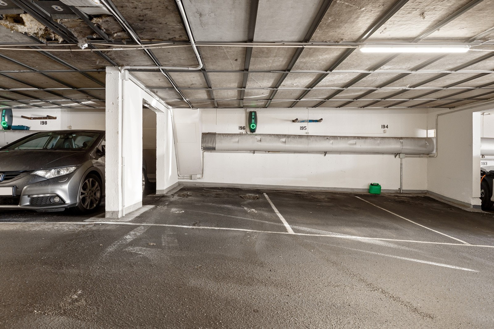 Leiligheten disponerer én fast garasjeplass i felles garasjeanlegg. Galleribilde