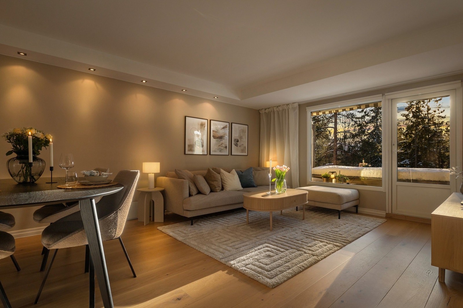 På kveldstid skaper belysningen en lun og rolig stemning i stuen. Galleribilde