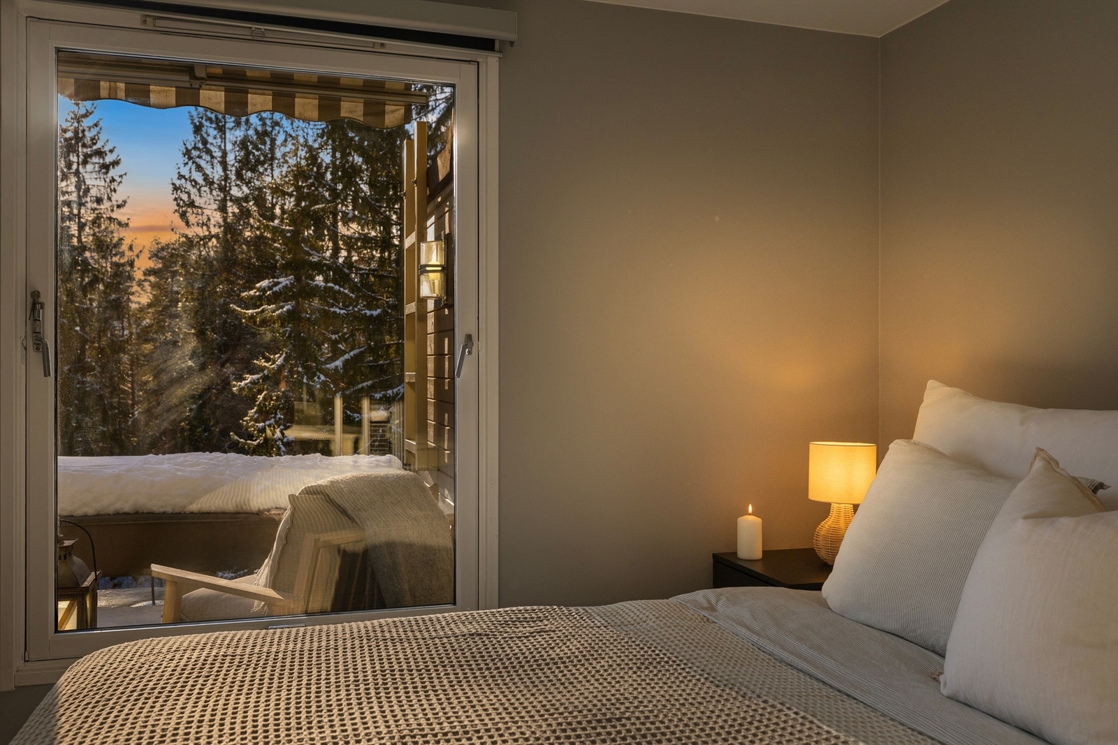 Vinduet gir godt med lys og en fin kontakt med naturen utenfor. Galleribilde