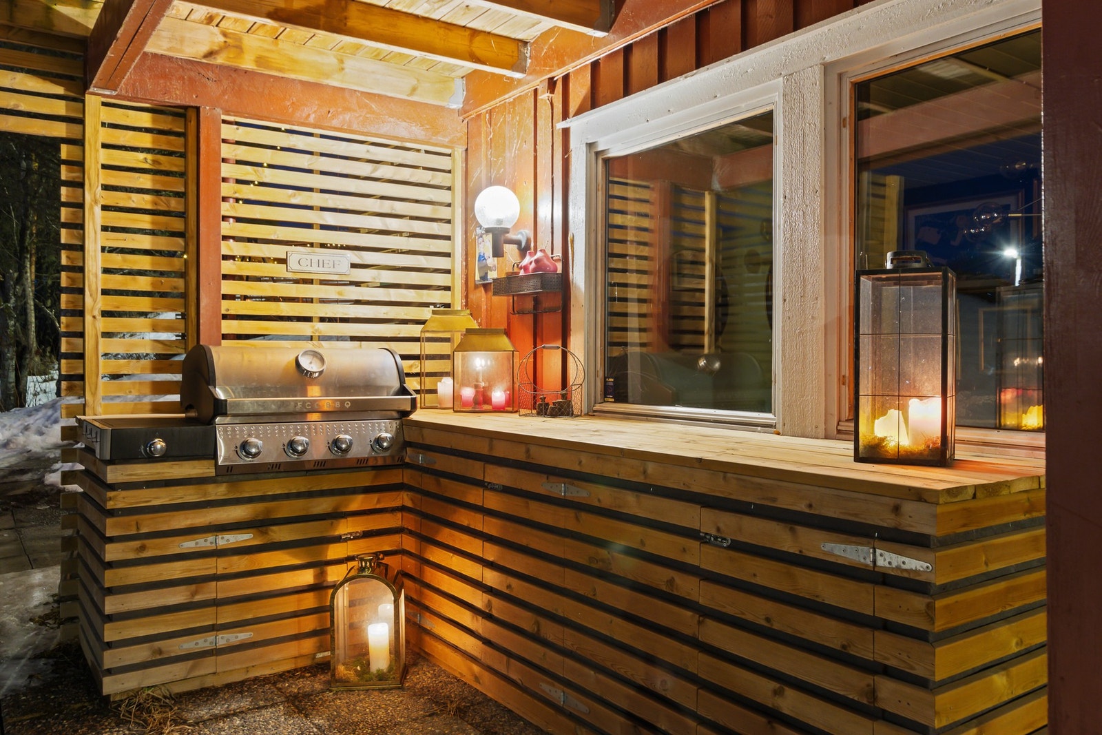 Nylig etablert utekjøkken. Ligger i tilknytning til stuen. Galleribilde