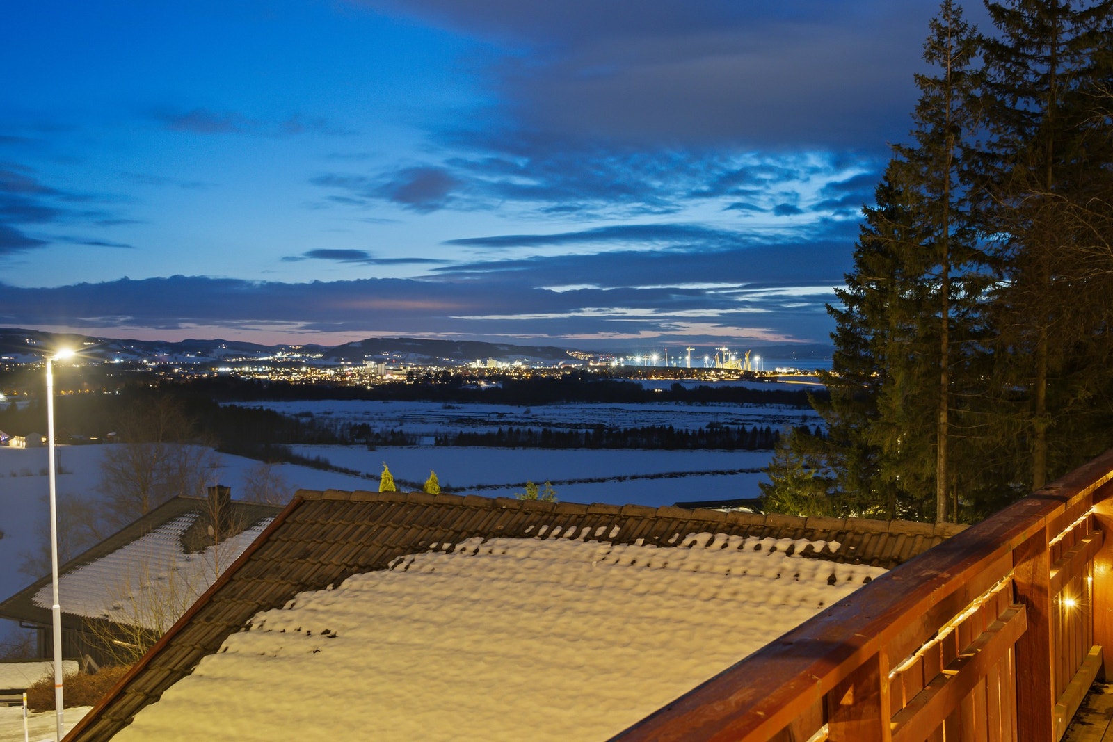 Utsikt fra takoverbygd veranda på fremsiden av huset. Flott utsikt over Verdal og Kverner. Galleribilde