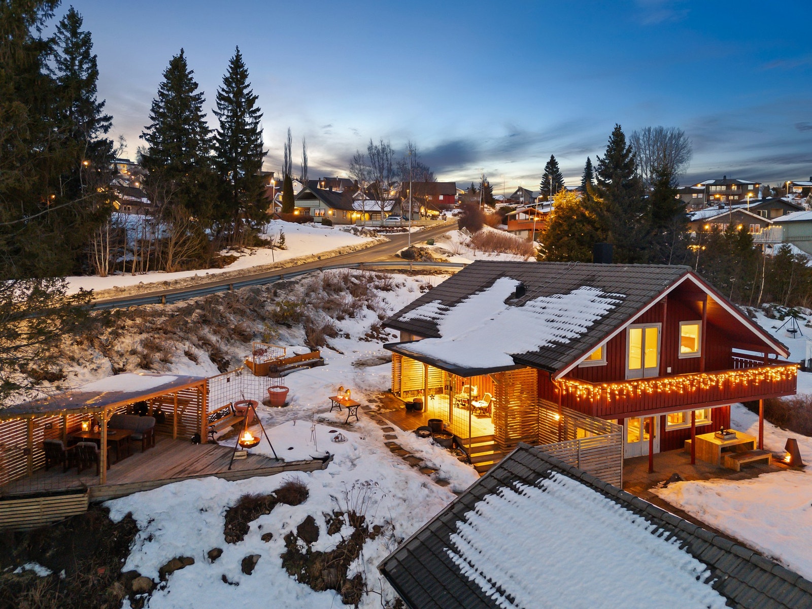 Takoverbygd terrasse mot vest ved inngangsparti. Pergola mot vest i hagen. Galleribilde