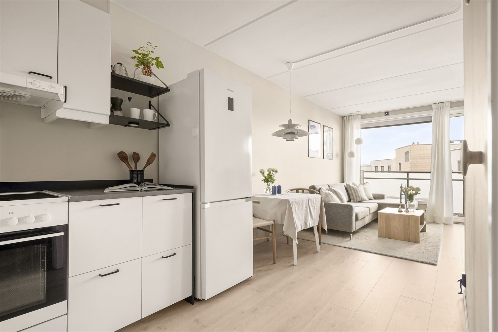 Leiligheten har en arealeffektiv planløsning med stue og kjøkken i en åpen, sosial sone. Galleribilde