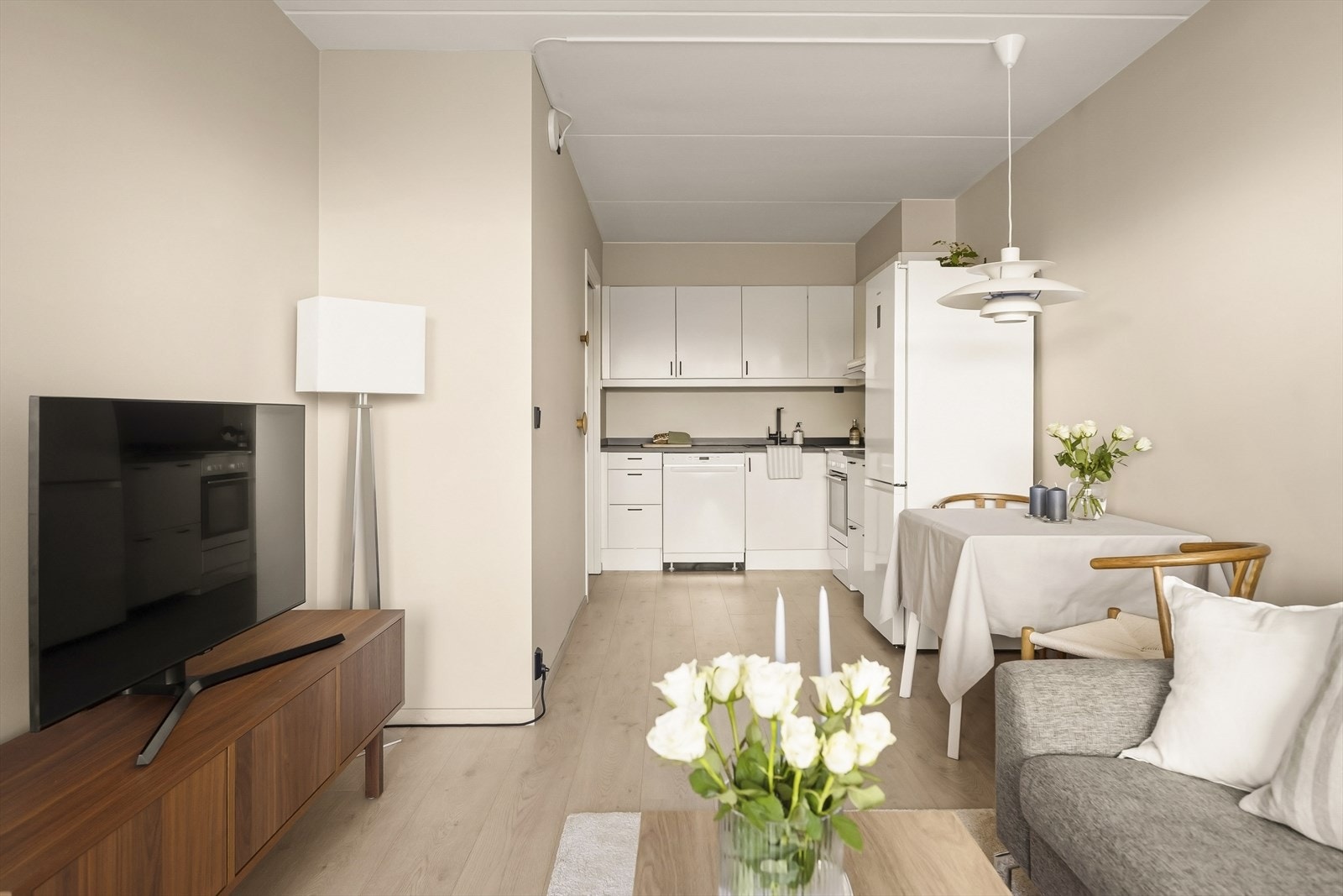 Utsyn fra stuen mot kjøkkenet viser den gode sammenhengen mellom sonene. Galleribilde