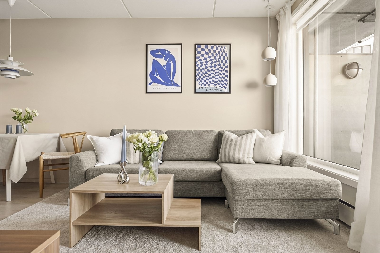 Alle vegger er malt i en lun og tidsriktig farge. Galleribilde